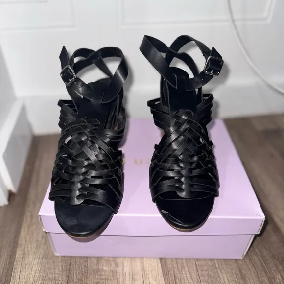 Elegant Black Strappy Heeled Sandals - Picture 2 of 2